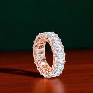 Anillo de banda de eternidad de moissanita de corte radiante de 10,00 quilates en oro macizo de 10K, 14 y 18K con calidad de diamante de 1/1/2" - Product Image 3