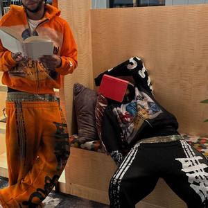 ชุดวอร์มฤดูหนาวแบบสองชิ้นสำหรับทุกเพศ ผ้าคอตตอน 100% น้ำหนักปานกลาง เสื้อฮู้ดดี้และกางเกงจ็อกเกอร์ สำหรับผู้ชายและผู้หญิง รับผลิตแบบ OEM พร้อมสกรีนโลโก้ ชุดกีฬา - Product Image 2