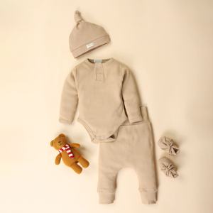 Ensemble de vêtements unisexe certifiés GOTS et Oekotex biologiques pour nouveau-né, leggings souples Onesie, mitaines, chaussons, bonnet pour la saison d'automne - Product Image 1