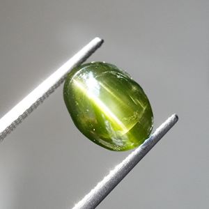 BEGDI GEMS Diópsido verde natural Catseye Piedra preciosa de corte ovalado 1000 quilates - Product Image 1