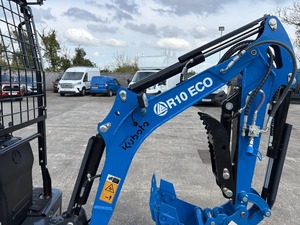 Mini-excavatrice compacte bleue avec auvent et lame frontale pour la construction, l'agriculture et l'aménagement paysager - Product Image 3