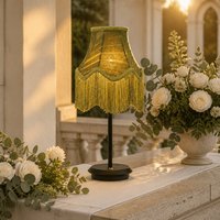 Apportez un peu de romance de jardin à chaque table : lampe de table sans fil vintage verte avec des pompons en tissu pour la décoration de réception de mariage