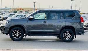 Prado Sedán 2024 Usado, Volante a la Izquierda, GCC, Gasolina, Motor 4.5L, Automático, Control de Crucero ACC, Asientos de Cuero, Tracción en las Cuatro Ruedas, Llantas LED R18, Euro IV - Product Image 6