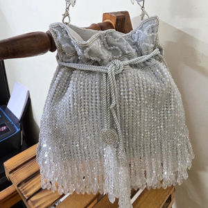 Elegante bolso de mano nupcial con cuentas y monedero con solapa bordada en piedra para uso en bodas de la India - Product Image 1