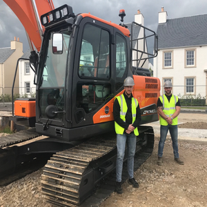 Excavadoras duraderas con sistemas hidráulicos modernos y comodidad de cabina mejorada diseñadas para largas horas de funcionamiento y eficiencia - Product Image 6