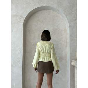 Chemise pour femme avec col à détails complexes et design plissé - Product Image 2