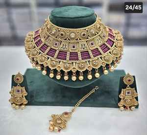Ensemble de bijoux de mariée de créateur avec collier ras du cou Boucles d'oreilles Maang Tikka Style traditionnel parfait pour les collections de fête de mariage - Product Image 5