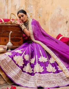 Qualité d'exportation Élégant Chinon Lehenga Choli avec Dupatta Idéal pour les festivals Sangeet et les fonctions d'engagement disponibles à la vente - Product Image 6
