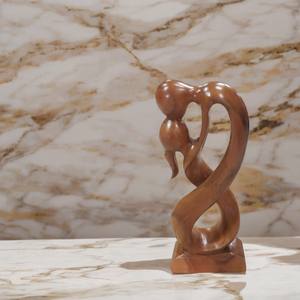 Escultura 'Beso del Día de San Valentín' de Madera Maciza Hecha a Mano, Diseño Artístico Tallado y Grabado, Decoración de Mesa Pulida a Mano - Product Image 2