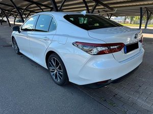 Toyota Camry Hybride Berline 2022, Transmission Automatique, Intérieur Cuir Foncé, Caméra Arrière, Conduite à Gauche, Jantes R17, Toit Ouvrant, Voiture d'Occasion - Product Image 3