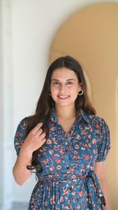 เดรสยาวปานกลางลายดอกไม้พิมพ์มือสีสันสดใส คอวี ติดกระดุม ลายเรียบ สไตล์ทางการ เหมาะสำหรับใส่ไปเที่ยวทะเล - Product Image 5