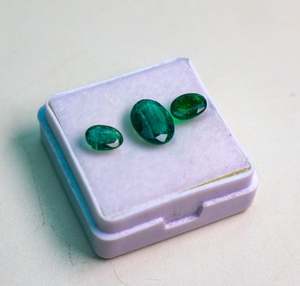 พลอยสีเขียวเจียระไนทรงรีทรงรีมรกตธรรมชาติจากผู้ผลิตอินเดียสำหรับทำเครื่องประดับอัญมณีหลวม - Product Image 1