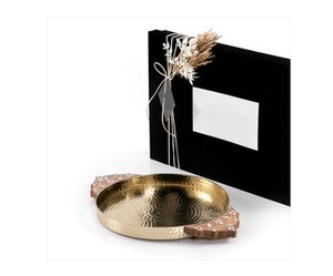 Plateau à chocolat rond martelé avec poignées en bois Design de style classique Plateau de service en métal argenterie par ACME - Product Image 3