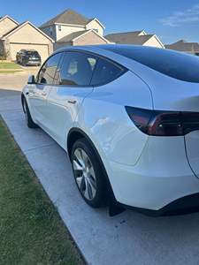 Modèle Y 2024 Propre et Fiable, Longue Autonomie, Transmission Intégrale, Double Moteur, Autonomie 101-200 km, Sièges en Cuir, Pneus R18, Transmission Automatique, Batterie 50-70 kWh - Product Image 4