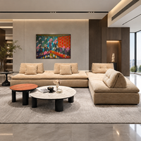Canapé modulaire design moderne à profil bas, sectionnel capitonné avec coussins de dossier pyramidaux sculpturaux