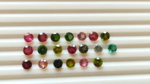 Vente en gros Lot de 6mm en forme de tourmaline naturelle à facettes en vrac cristaux taille brillant Quarts pierres précieuses rose vert certifié IGI - Product Image 2