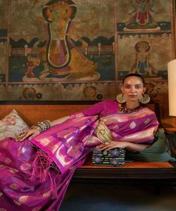 Saree de seda con Secuencia de encaje de flores y blusa de terciopelo tejido - Product Image 2