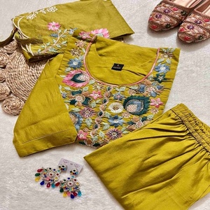 Increíble color de seda romana con trabajo manual Kurti Pant y Dupatta Woman Fashion Manufacturer de Surat a la tarifa más baja - Product Image 1