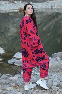 Chaqueta de Mujer de Terciopelo Bordada con Diseño Suzani Tradicional 2024, Patrón Floral, Acolchada, Técnica de Impresión en Algodón, para Otoño, Primavera e Invierno - Product Image 4