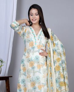 Ensemble Kurta droit en coton imprimé floral moutarde pour femmes avec col en V et manches 3/4, associé à un pantalon et un dupatta assortis - Product Image 2