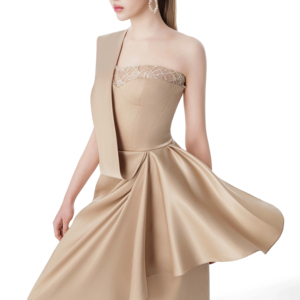 Robe de soirée longue plissée de luxe STREAM, couleur champagne sable, en soie brillante, de la marque locale vietnamienne. - Product Image 4