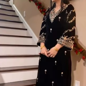 ROBE KURTA GEORGETTE NOIRE, PANT & DUPPATA AVEC BELLE BRODERIE ZARI ZARDOZI OFFRE POUR FÊTE/MARIAGE = 2024 - Product Image 1