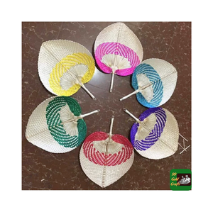 Abanicos plegables hechos a mano de Vietnam, mango de madera de bambú con decoración de hoja de palma, accesorios de verano, regalos de invitados de boda, favores - Product Image 1