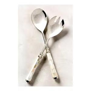 Juego de Servidores de Ensalada Decorativos de Metal para Cocina, Diseño Nuevo, Acabado Plateado Espejo, Mango Blanco Perla, Juego para Servir Ensaladas - Product Image 4