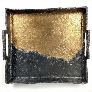 Bandeja de aluminio rectangular Golden Era con asas artesanales, acabado fundido suave, adecuado para cocinas elegantes y expositores de comedor - Product Image 1