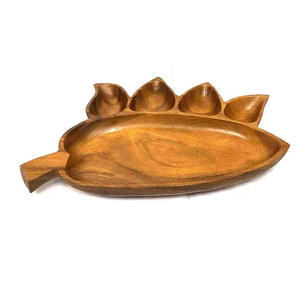 Bol en bois artisanal en forme de feuille, pour salades et pâtes. - Product Image 5