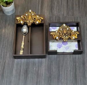 Organizador de pañuelos y cubiertos de madera de diseño premium Almacenamiento y acceso convenientes con trabajo realizado en él - Product Image 1