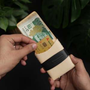 WF Leathercraft No. Portefeuille fin tout-en-un 101 Slim en cuir tanné végétal naturel noir, fait main, certifié équitable, 4x3 - Product Image 4