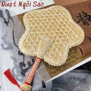 Éventail artisanal personnalisable en paille de blé, formes de feuille et de gourde, avec broderie rouge traditionnelle, durable, pour événements mondiaux. - Product Image 2