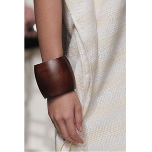 Bracelets en bois polis à la main avec surface lisse, couleurs personnalisées imperméables - Look traditionnel élégant pour femmes, pour cadeaux d'affaires - Product Image 1