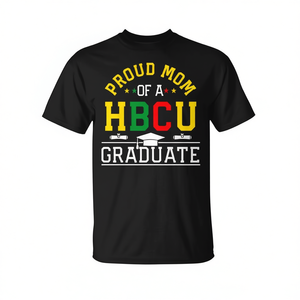 T-shirt per Mamma e Famiglia Orgogliose di HBCU: Celebra il Laureato HBCU con Abbigliamento Promozionale Personalizzabile - Product Image 2