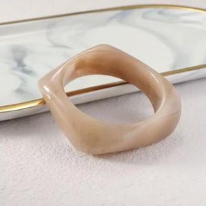 Brazaletes de Resina Facetados Modernos y Personalizables de Estilo Éter - Product Image 4