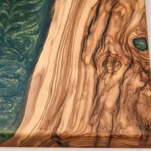 เขียงชีสเรซิ่นสีเขียวและไม้พร้อมหูจับ ถาดเสิร์ฟดีไซน์เนอร์ ออกแบบมาเพื่อการเสิร์ฟและการจัดวางอาหารที่ทันสมัย - Product Image 4