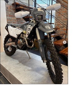 สินค้ามาใหม่สุดฮอต ปี 2024 iHusq-varnaa FE 350 Pro – สร้างมาเพื่อพิชิต! มอเตอร์ไซค์ออฟโรด จัดส่งรวดเร็ว รับประกัน 1 ปี - Product Image 1