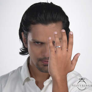 Anillo de Plata de Ley 925 para Hombre Silverings, Chapado en Rodio con Incrustaciones de Diamantes y Circonitas para Uso Diario y Bodas - Product Image 1