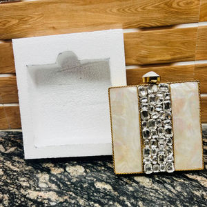 Pochette en laiton de nacre pour fête et cocktail Sac à main rigide en laiton de nacre élégant pour dames - Product Image 1