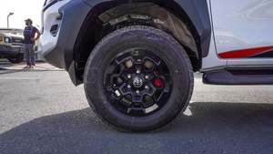 NOUVEAU TOYO TA HILUX GR SPORT SUV 2026, TOIT OUVRANT PANORAMIQUE, DOUBLE CABINE 4 PORTES, MOTEUR DIESEL 2.8L TURBO, PHARES LED, SIÈGES EN CUIR - Product Image 5