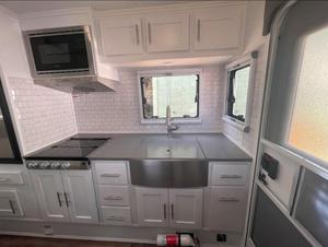 รถกระบะป๊อปอัพแคมป์เปอร์ 4x4 ขนาด 8 ฟุต พร้อมหลังคาป๊อปอัพแบบสไลด์ในตัว พร้อมห้องอาบน้ำ สำหรับการเดินทางแบบโอเวอร์แลนด์ ขายในสหรัฐอเมริกา/ยุโรป - Product Image 6