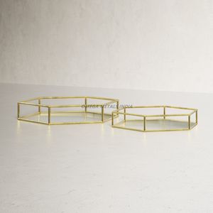 Elegante bandeja de servicio de tres niveles en madera cálida y plata con bordes decorativos, perfecta para exhibir golosinas y aperitivos - Product Image 4