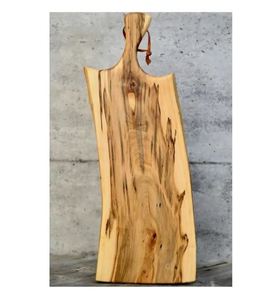 Tabla de cortar de madera de alta calidad, ideal para servir queso y aperitivos, junto con su funcionalidad de corte principal - Product Image 2