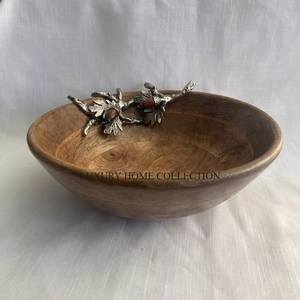 Cuenco de madera hecho a mano con un diseño de trabajo floral de metal atemporal y bordes lisos perfectos para cualquier hogar o restaurante - Product Image 6