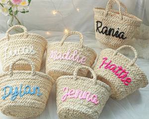 Sac à main en paille personnalisé pour demoiselle d'honneur, sac en paille pour fête de mariage, panier-cadeau personnalisé à tenir à la main, sac de plage pour enterrement de vie de jeune fille - Product Image 1