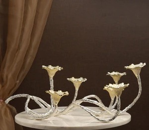 Superbe bougeoir de style royal en aluminium fini argent et doré, idéal pour la table à manger et le centre de table - Product Image 5