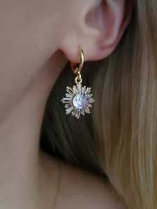 Pendientes de Aro Huggie con Flores de Amatista Púrpura y Lila, Plata de Ley 925 Chapada en Oro, Estilo Vintage, Pendientes Victorianos - Product Image 3