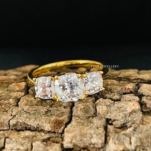 Anillo de compromiso solitario de diamante moissanita de tres piedras con corte de cojín de oro macizo de 14 quilates. - Product Image 1