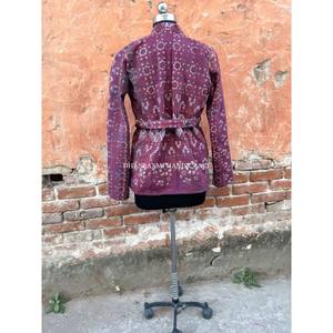 Vente en gros de vestes Kantha matelassées d'hiver de style vintage, manteau long en coton indien brodé à la main, veste unisexe de bohème - Product Image 6